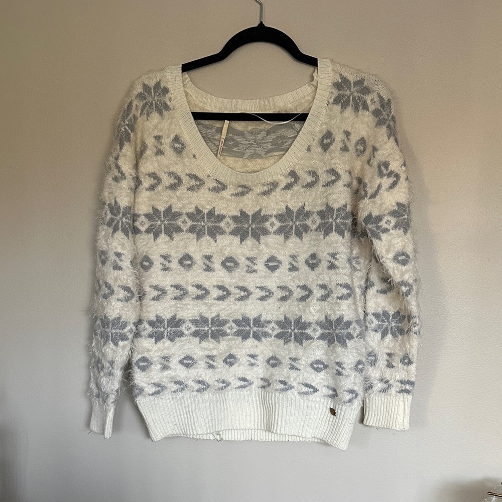 Elegant Cream and Gray Patterned Sweater
